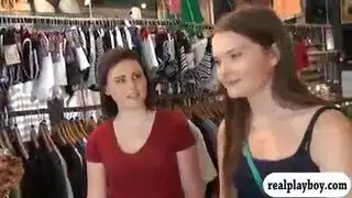 جميلة سمراء كبيرة الثدي تأخذ قضيبًا سميكًا بين ثدييها