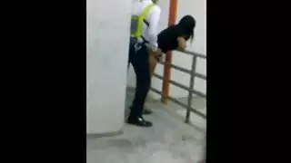 راجل كبير ينيك بنت صغيره على السلم