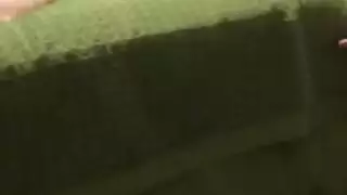 زوجة الجبهة الساخنة تلعب مع مكامن الخلل في حذاءها تنورة النايلون