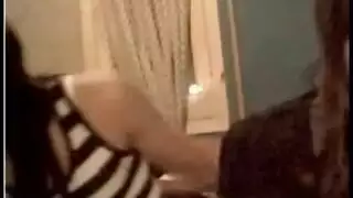 خيال ربات البيوت السحاقي: مشاهد جنس صريحة وإغراء