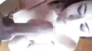 فتاة رشيقة تتعامل مع قضيب صلب بحلقها ثم تفتح للجنس العنيف