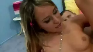 لاتينيه جميلة تقذف الشهوه