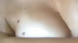 فتاة لطيفة تمتص بلطف ديكًا صلبًا من خلال ثقب المجد ، لأول مرة