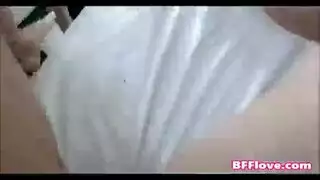 تشارك السرير مع صديقاتها، لكنها تأخذ القضيب من صديق