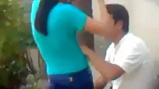جلسة نيك في الحديقة: شاب يدلك قضيبه على طيزها المشدود