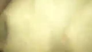 شاب أسود يهيمن على شقراء في علاقة جنسية صاخبة مع أربعة أشخاص في غرفة النوم