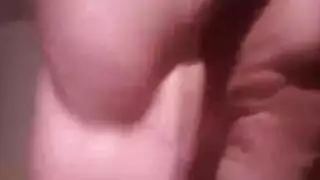 أم شقية تجري فحصًا صريحًا من طبيب أمراض النساء في الصالة الرياضية