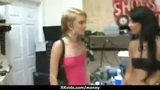 جنس الأخوة المتسلل: يأخذها وهي نائمة