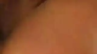اثنان من الشقراوات يحاولان الذهاب في أول الثلاثي الثلاثي