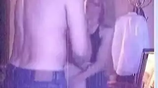 مشهد إباحي: شيميل مثيرة تضرب فتحة رجل