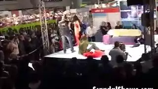تابو عائلي: ابنة تمارس الجنس مع أمها بالعضو الصناعي