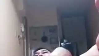 الرجل الياباني لا يذهب للعمل في كثير من الأحيان، لأنه يحب فقط الساخنة، هزات الجماع