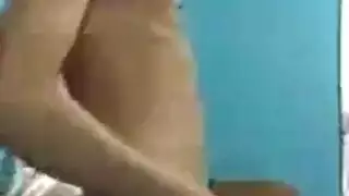مبتل ومثير: قضيبان في الحمام