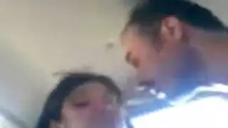يحلف داخل السيارة ويعرظ زبه