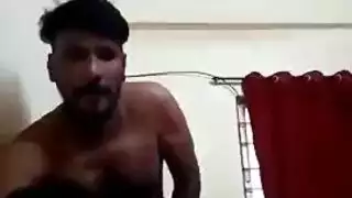 مقاتلو العضلات ينزلون على ركبهم لعمل مص عميق