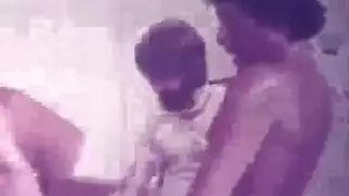 سيدة جميلة تُجبر على خدمة ذكور متطلبة