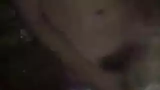 شقراء مثيرة تستمتع بلعق عميق على الشاطئ