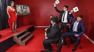 المزايدة على أنجيلا وايت تنتهي بجنس جماعي