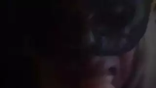 الزوجة العاهرة تستمني بظرها أثناء ممارسة الجنس من الخلف