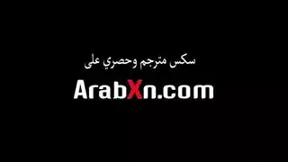 زوجة أب ممتلئة الجسم تقدم لابن زوجها جلسة تدريب صريحة ومتعرقة