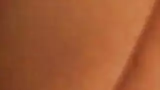 ثلاثية سمراء تستمتع بهيمنة مصارع ضخم