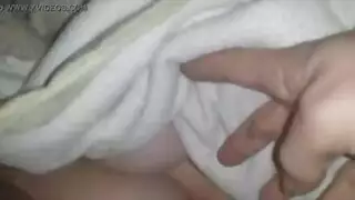 رجال أكبر سناً يضربون فرج و مؤخرة هذه الزوجة العارية الضيقتين