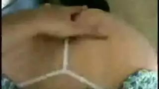 تبقى بملابسها لمص قضيب مكثف