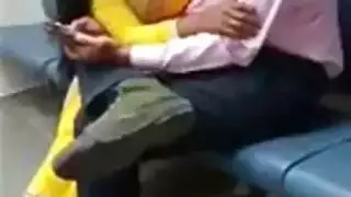 كشافة محليون يجردون ملابسهم لجنس فموي صريح على ضوء الشموع