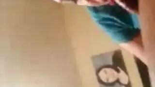 سمراء وبيضاء: فتاة واحدة، أربعة قضبان صلبة