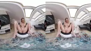 تغطية ثدييها ومؤخرتها وفرجها بكريم سميك
