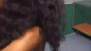 مراهقة تأخذ قضيباً غليظاً في مؤخرتها