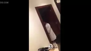 خليجي يغنيك مغربية عشان المال