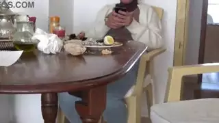 تتيح زوجة الأب العربية لبلاب ربيب الألماني الحصول على سرعان ما قبل المدرسة