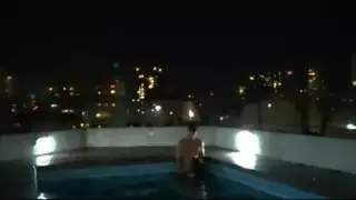 جنس زلق في البركة دفقات عميقة وأنين عالٍ