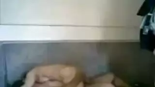 ديوث مصري جايب صاحبو علشان ينيك مراتو وهو يصور