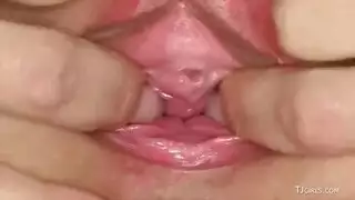 تحب ان ترضع ثديها