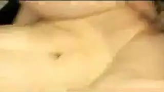 يلحس كسها حتى يصلها للنشوة