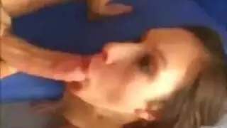 مراهقة صغيرة تملأ فرجها الضيق أمام الكاميرا