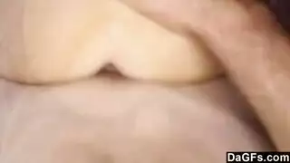 مراهقة تمص قضيباً قاسياً بعنف