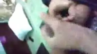 يتم حفر امرأة سمراء مروعة من صديقها مثليه