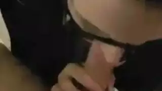 نجمة البورنو أنجيلا تحصل على فرجها ممتلك بقوة على الأريكة