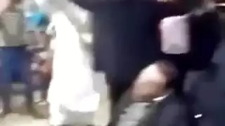 مثلث جنسي عنيف: فتاة تئن تحت قضيبين صلبين