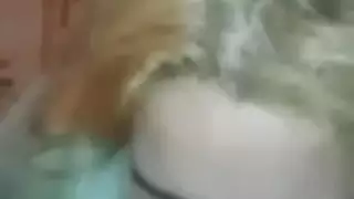 العاهرة الجائعة للقضيب تلتهم لحم رجلها