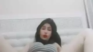 تصوير ثقوبها: المشهد الصريح الأول لمراهقة عربية