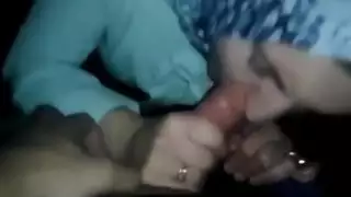 نجم إباحي محجبة تسيطر، تمص القضيب بمهارة عدوانية