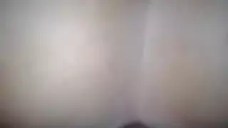 ديك الأب الكبير يضخ القشدة في ثقب راغب