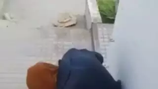 عاهرة محجبة تبلع قضيب صديقها حتى الحلق في زقاق