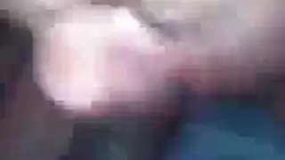 لاتينية جشعة تمارس الجنس الحلقي بقضيب أسود كبير وتتلقى قذفًا على الوجه