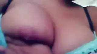 علاقة حميمة شديدة لفتاة صغيرة