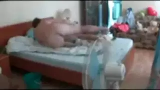 سمراء مبللة تأخذ قضيب فرنسي بعمق في جنس دش صريح